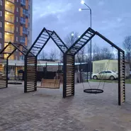 Парковые качели 'Домик с подвесами'