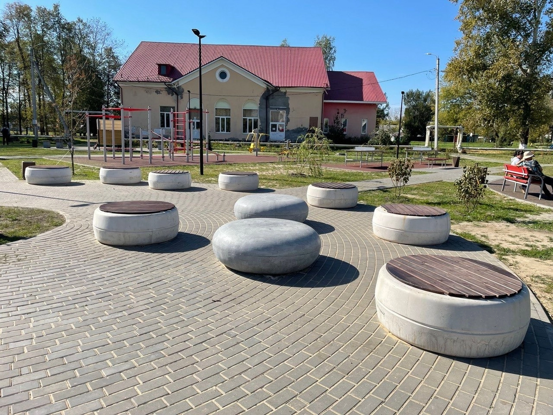 Серия бетонных скамеек 'Пенни'
