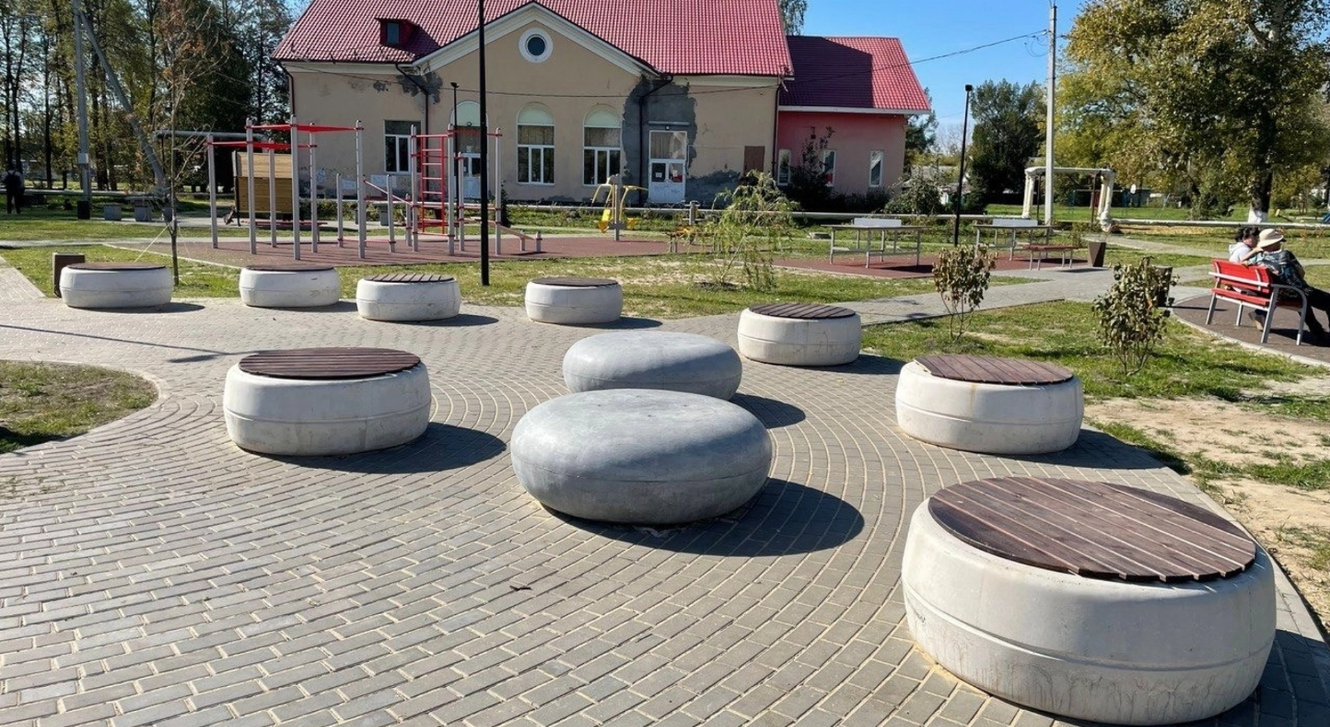 Благоустроен сквер по ул. Бахтина