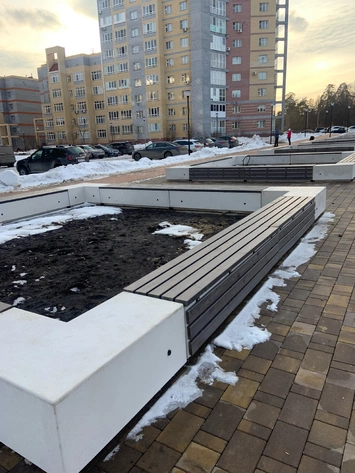 В городе Саров компания 'Новалур' установила скамейки 'Лайтбокс'