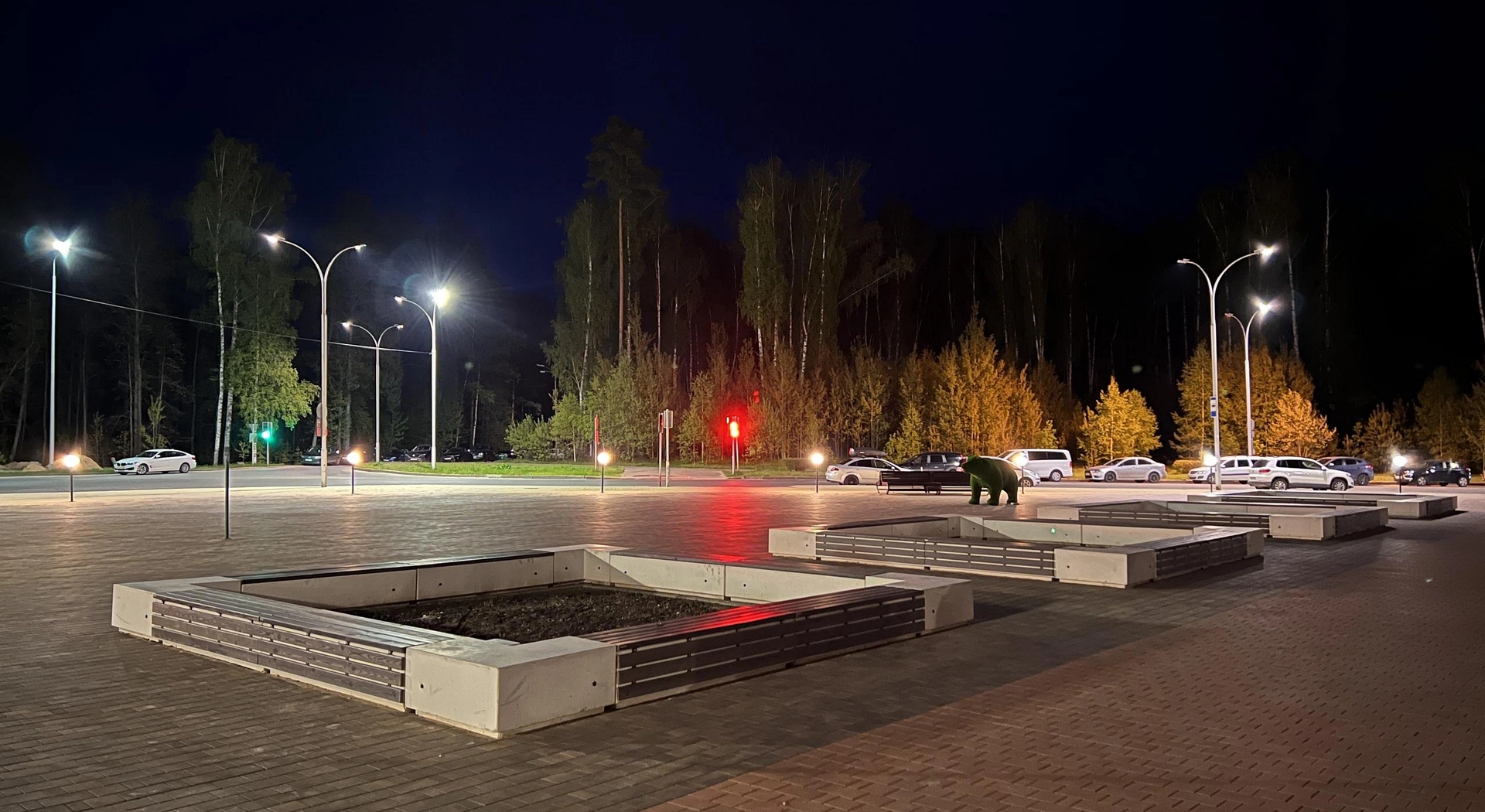 В городе Саров компания 'Новалур' установила скамейки 'Лайтбокс'
