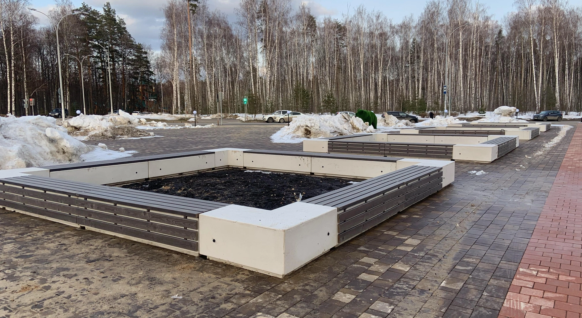 В городе Саров компания 'Новалур' установила скамейки 'Лайтбокс'